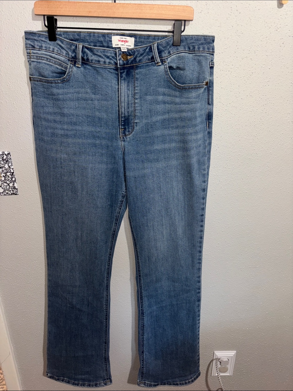 Wrangler Women's Medium Blue Boot-Cut Jeans (size 14x32)